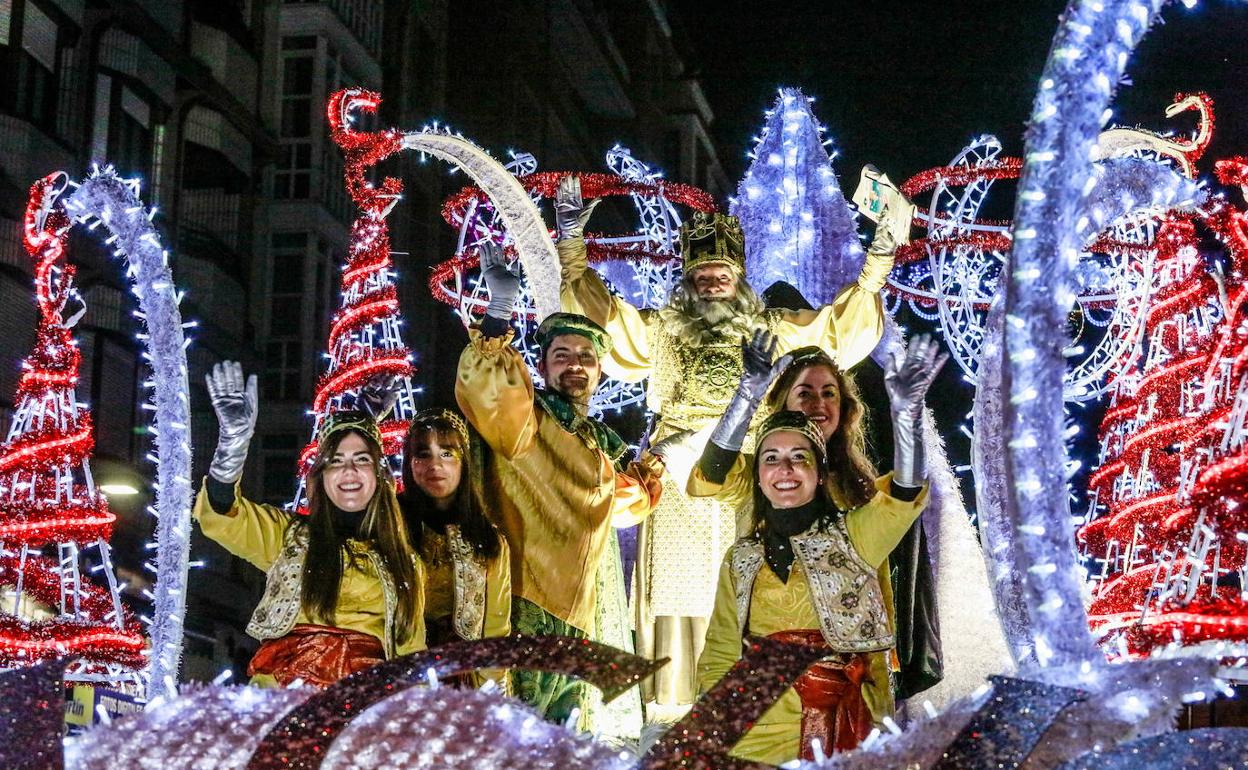 La cabalgata de Reyes es uno de los actos más multitudinarios del año en Vitoria. 