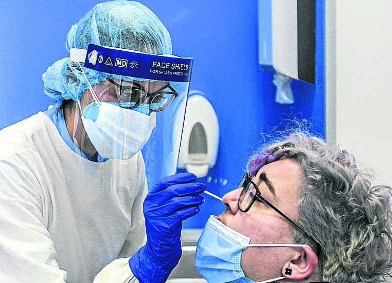 Una residente se somete a la prueba PCR. 