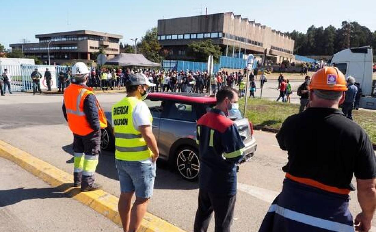 Trabajadores de Alcoa, manifestándose frente a la planta de Lugo. 