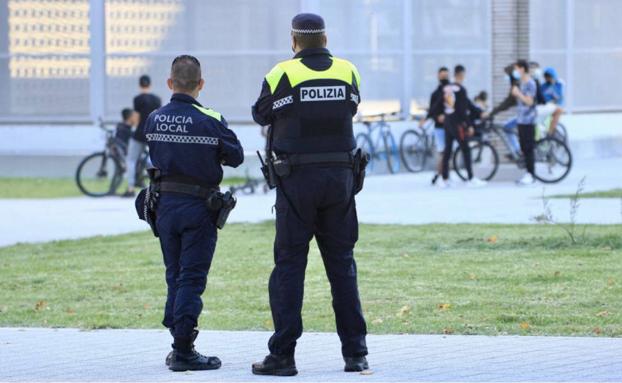 Agentes locales vigilan una zona de Vitoria donde suelen producirse peleas. 