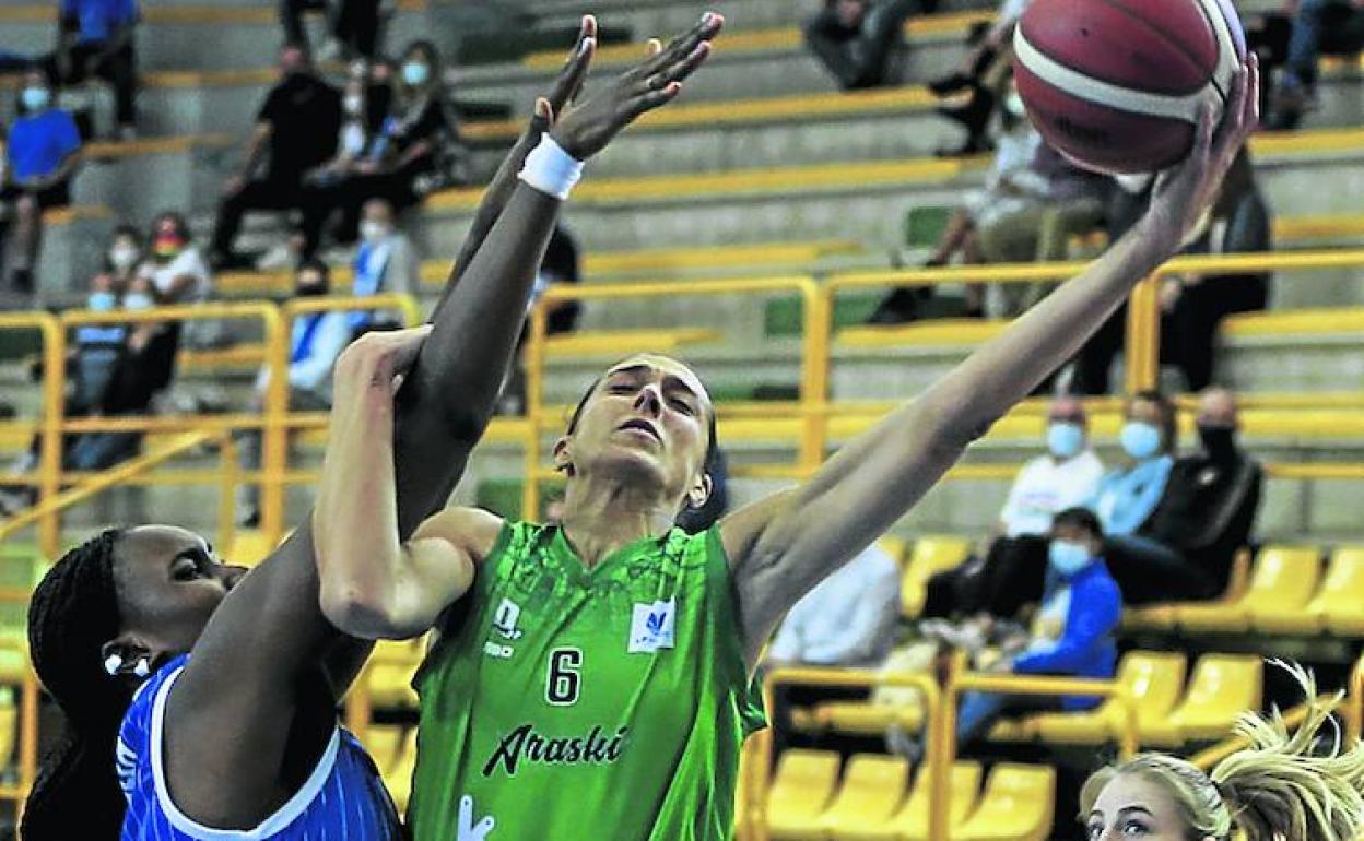 Abalde sufre para lograr una canasta bajo el aro salmantino. 