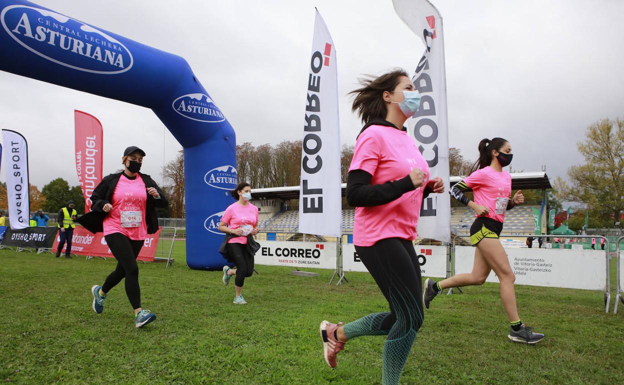 Una representación de veinte atletas y supervivientes de cáncer ha corrido en Mendizorroza. 