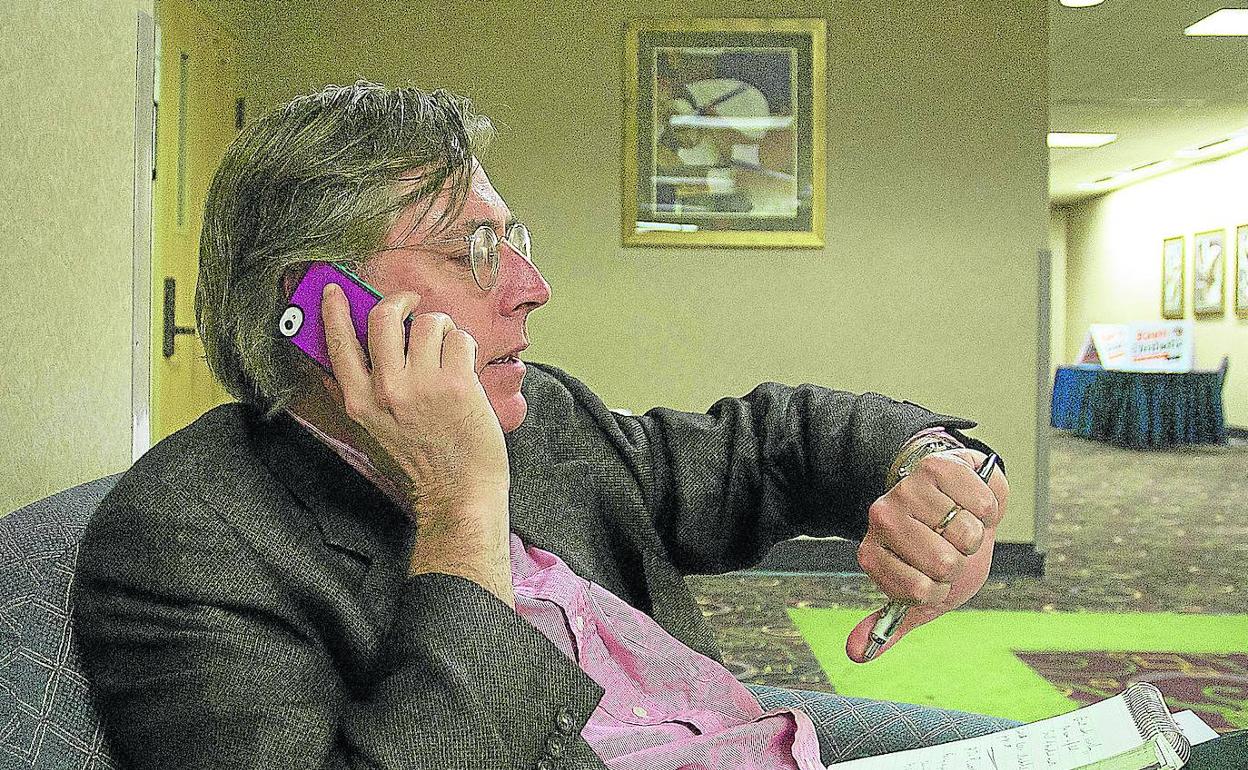 Thomas Frank habla por teléfono durante la noche electoral de hace cuatro años. 