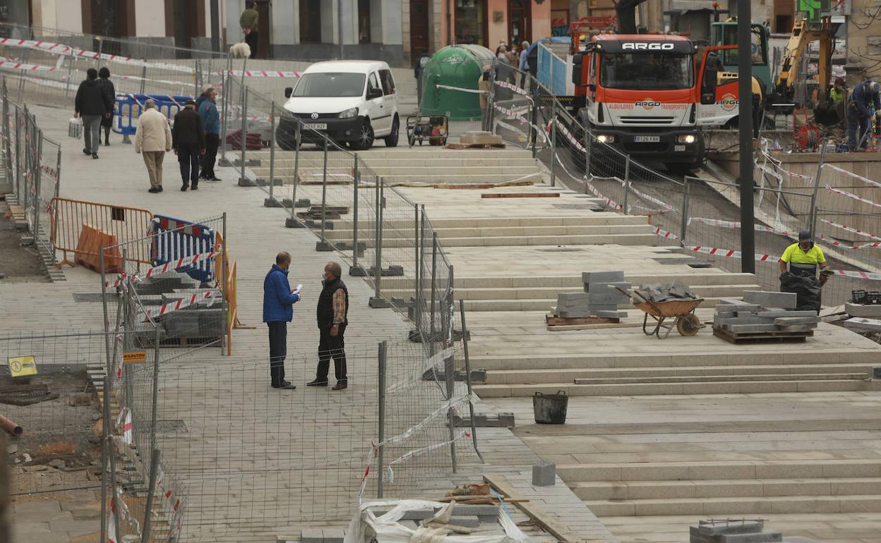 Los operarios trabajan ahora en la sustitución del adoquinado y en el parterre.