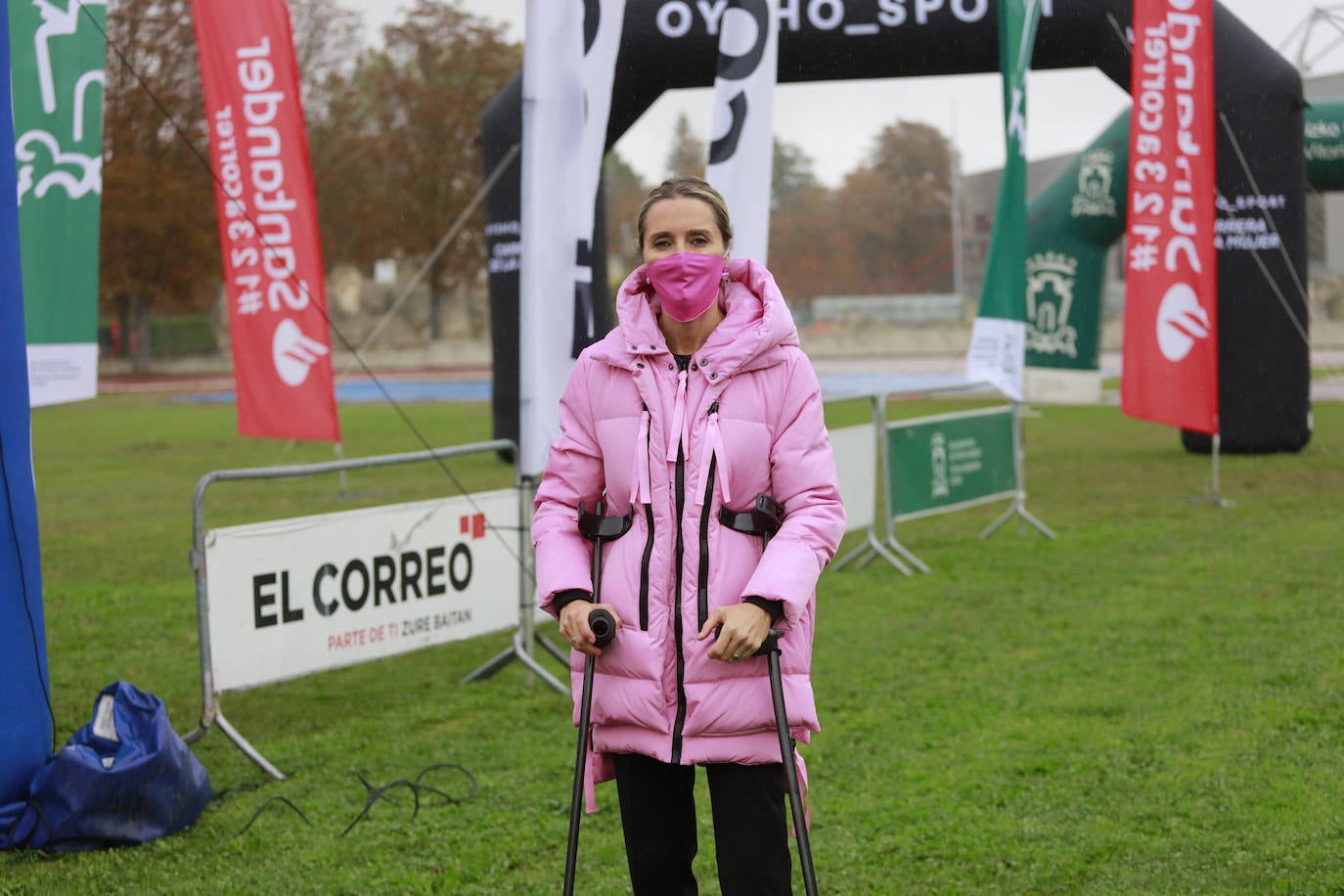 La paratriatleta vizcaína Rakel Mateo recibió también un reconocimiento por su trayectoria deportiva en el marco de esta carrera que promueve la salud, la actividad deportiva y apoya a quienes padecen cánceres de mama, ginecológicos y a las víctimas de violencia de género.