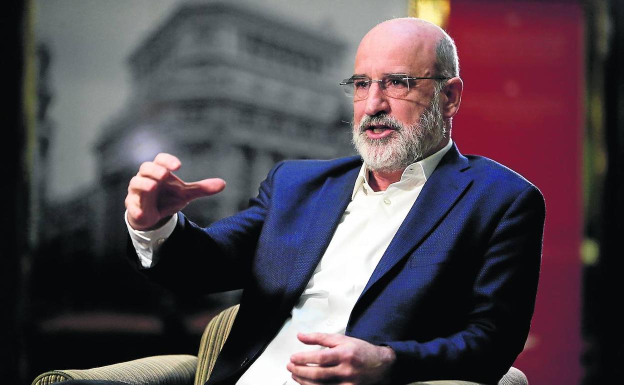 El escritor Fernando Aramburu durante una entrevista. 