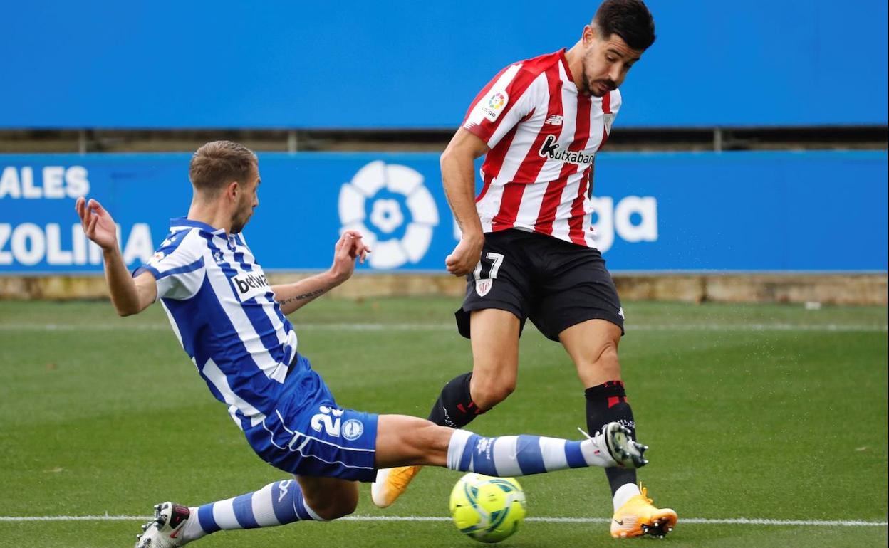 Lejeune trata de interceptar al rojiblanco Yuri. 