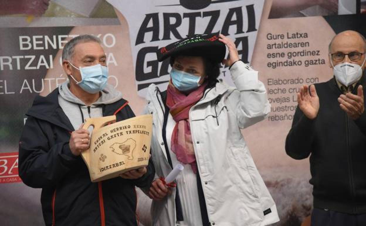 Jose Mari Jauregi y Elisabeth Gorrotxategi sostienen el kaiku y la txapela que les acredita como campeones de Euskal Herria.