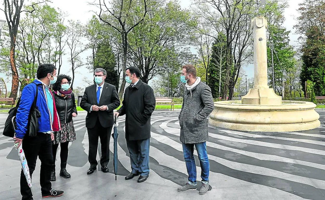 Aburto, en el centro, con Asier Abaunza, Álvaro Pérez (a la derecha), Bruno Zubizarrera y Ana Viñals (izquierda), hoy en el parque.