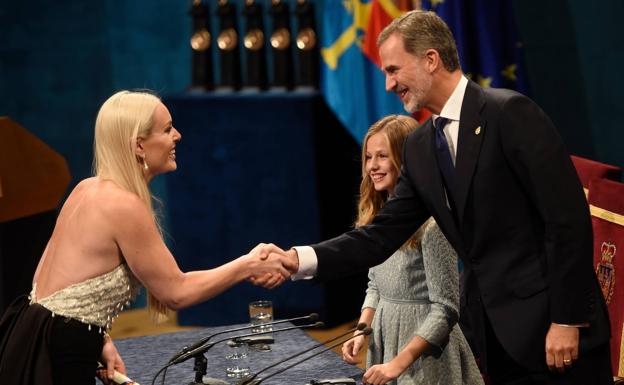 La exesquiadora recibe el Premio Princesa de Asturias de manos del rey. 