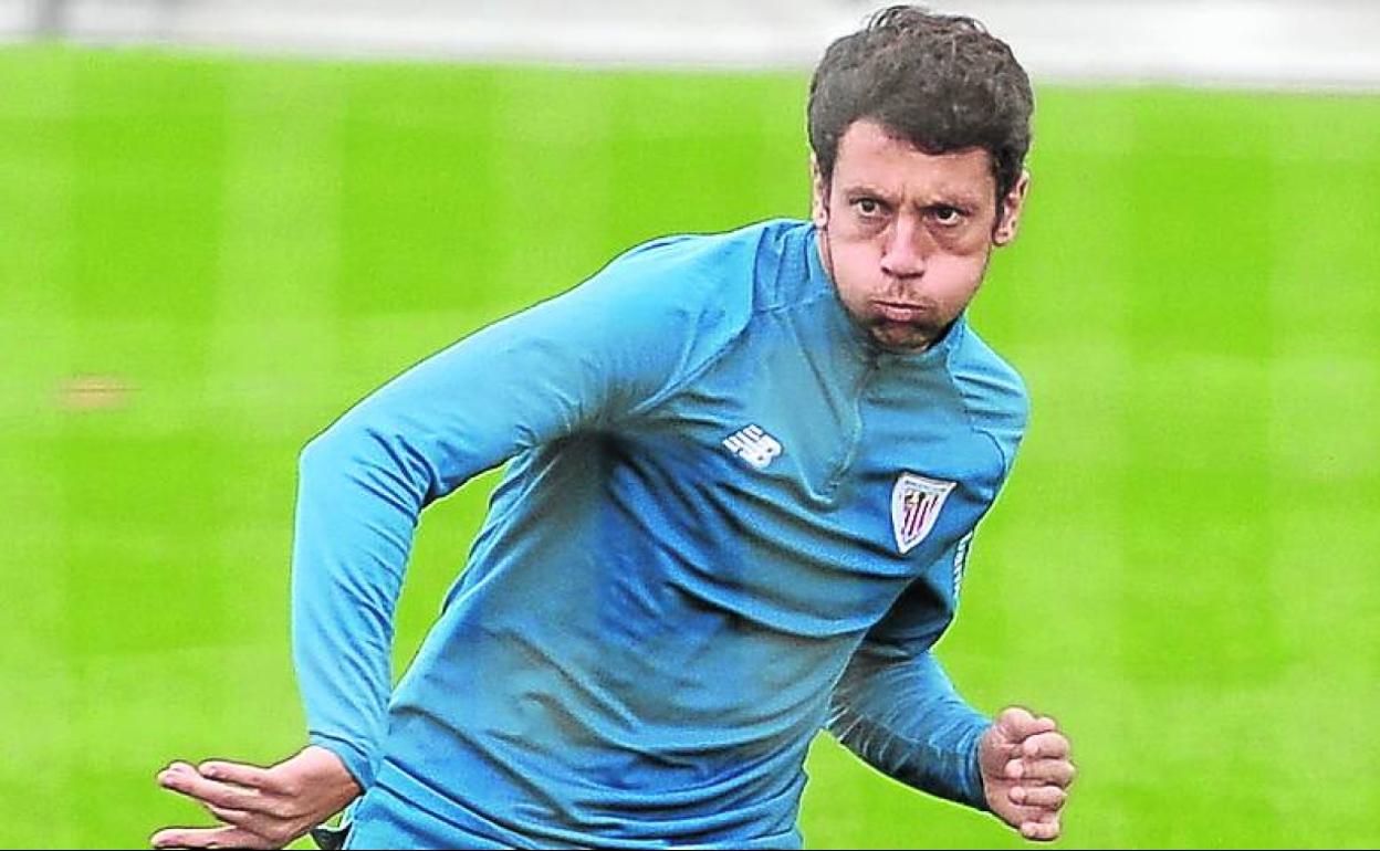 Mikel Vesga en un entrenamiento en Lezama. 