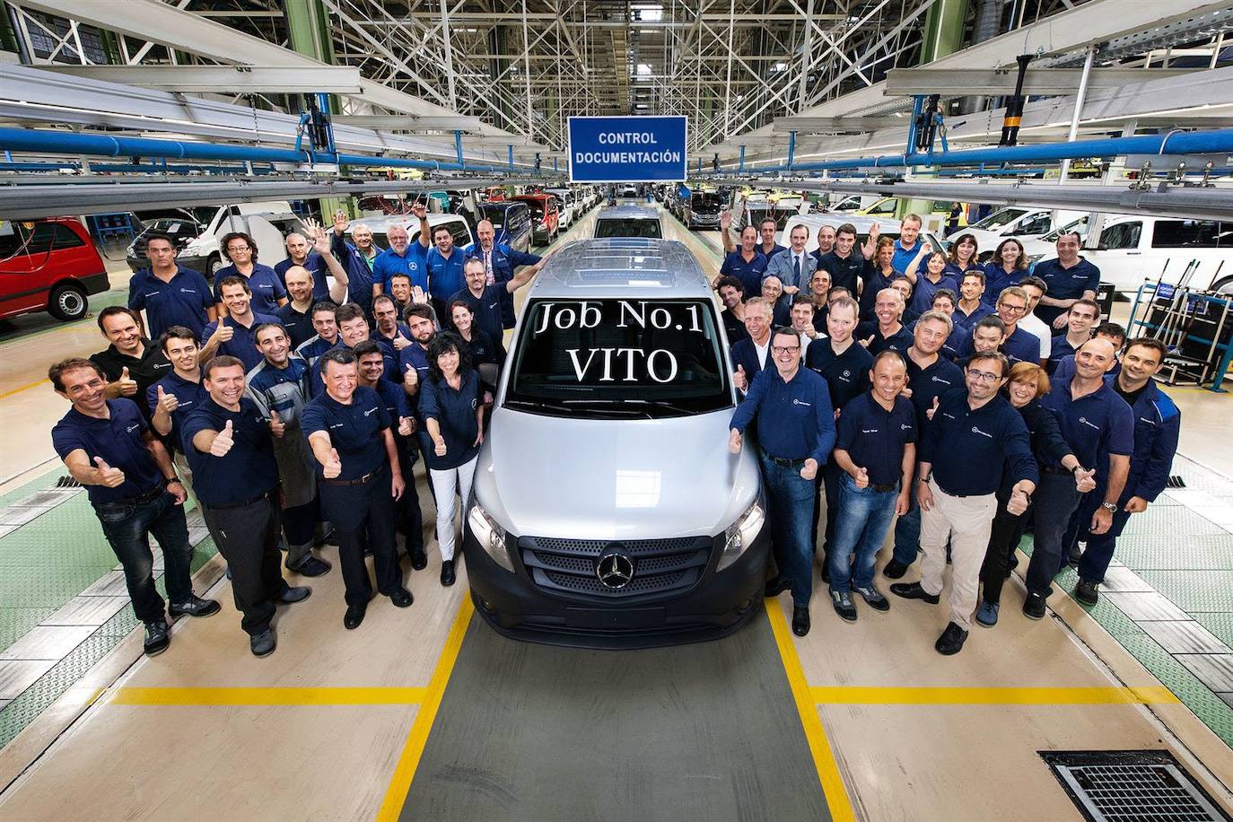 Trabajadores de Mercedes, con el director Emilio Titos a la cabeza, posan con la primera Vito de la última generación, en agosto de 2014. Entonces se comenzaba a fabricar la última versión de la Vito que, junto a la Clase V, han impulsado a la planta a conseguir récords de producción.