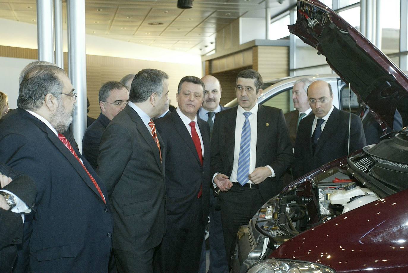 Un año después, se presentaba un nuevo proyecto de Vito eléctrica. Asisten el consejero vasco de Industria, Bernabe Unda, el diputado general de Álava, Javier de Andres, el director de Mercedes Benz Vitoria, Emilio Titos, y el delegado del Gobierno en el País Vasco, Carlos Urquijo.