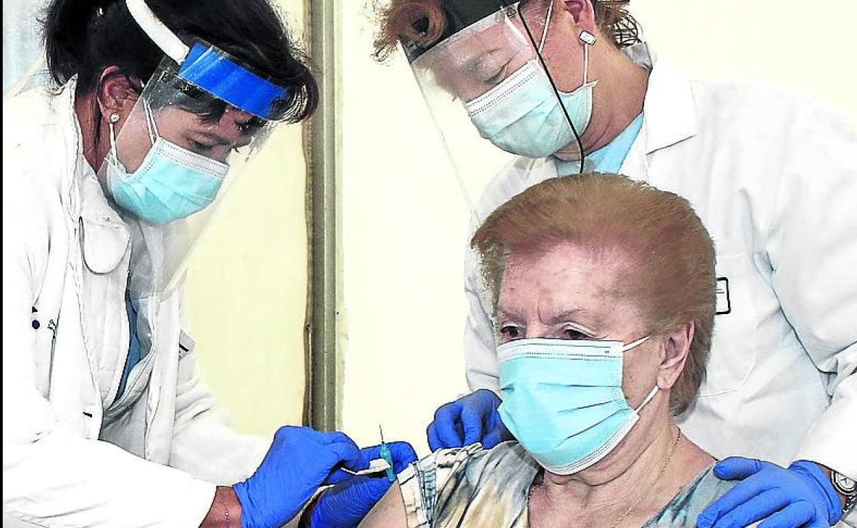 Una vecina de Zuia es vacunada en la carpa instalada por el Ayuntamiento. 