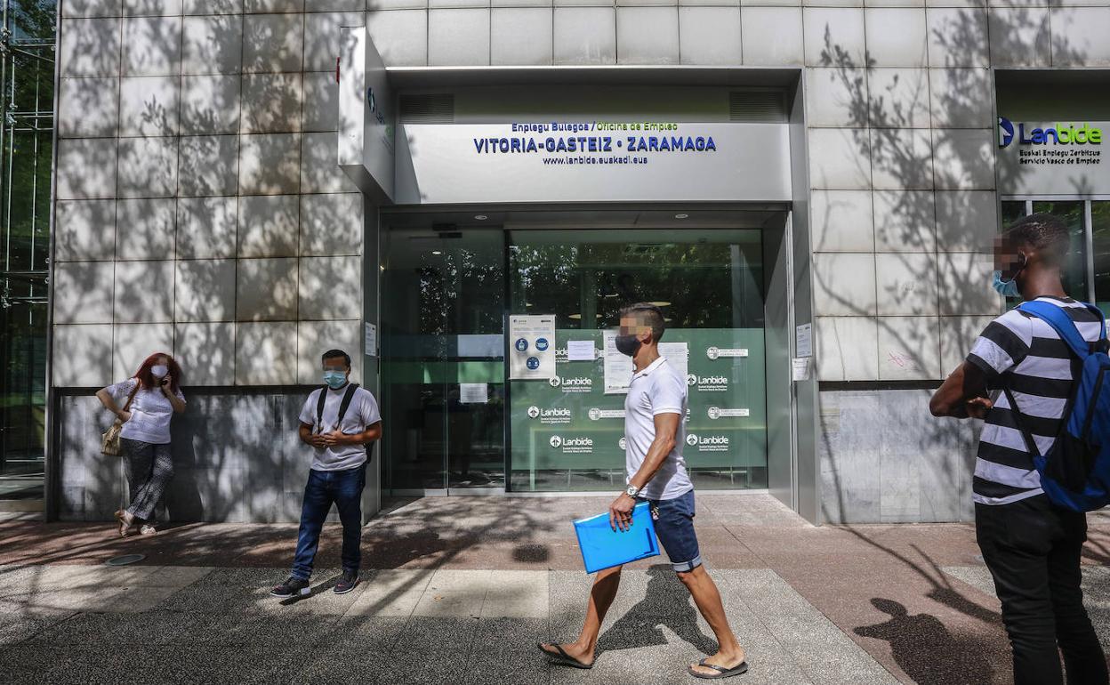 Los beneficiarios de la RGI no paran de aumentar en las oficinas de Lanbide desde marzo.