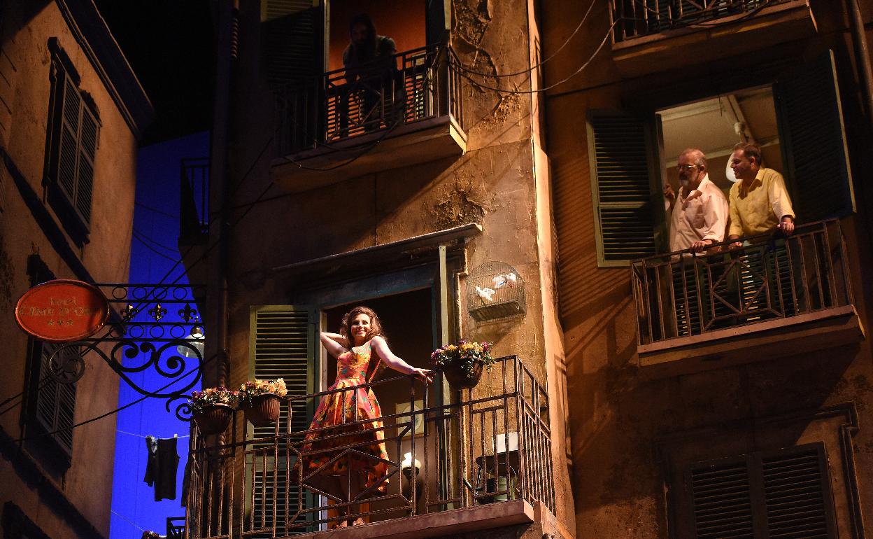 Escena del montaje 'Il turco in Italia', con la soprano Sabina Puértolas como protagonista. 