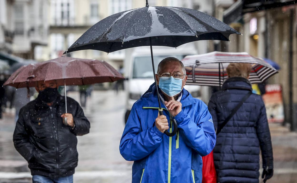 El paraguas ha acompañado a los vitorianos en las últimas dos semanas. 