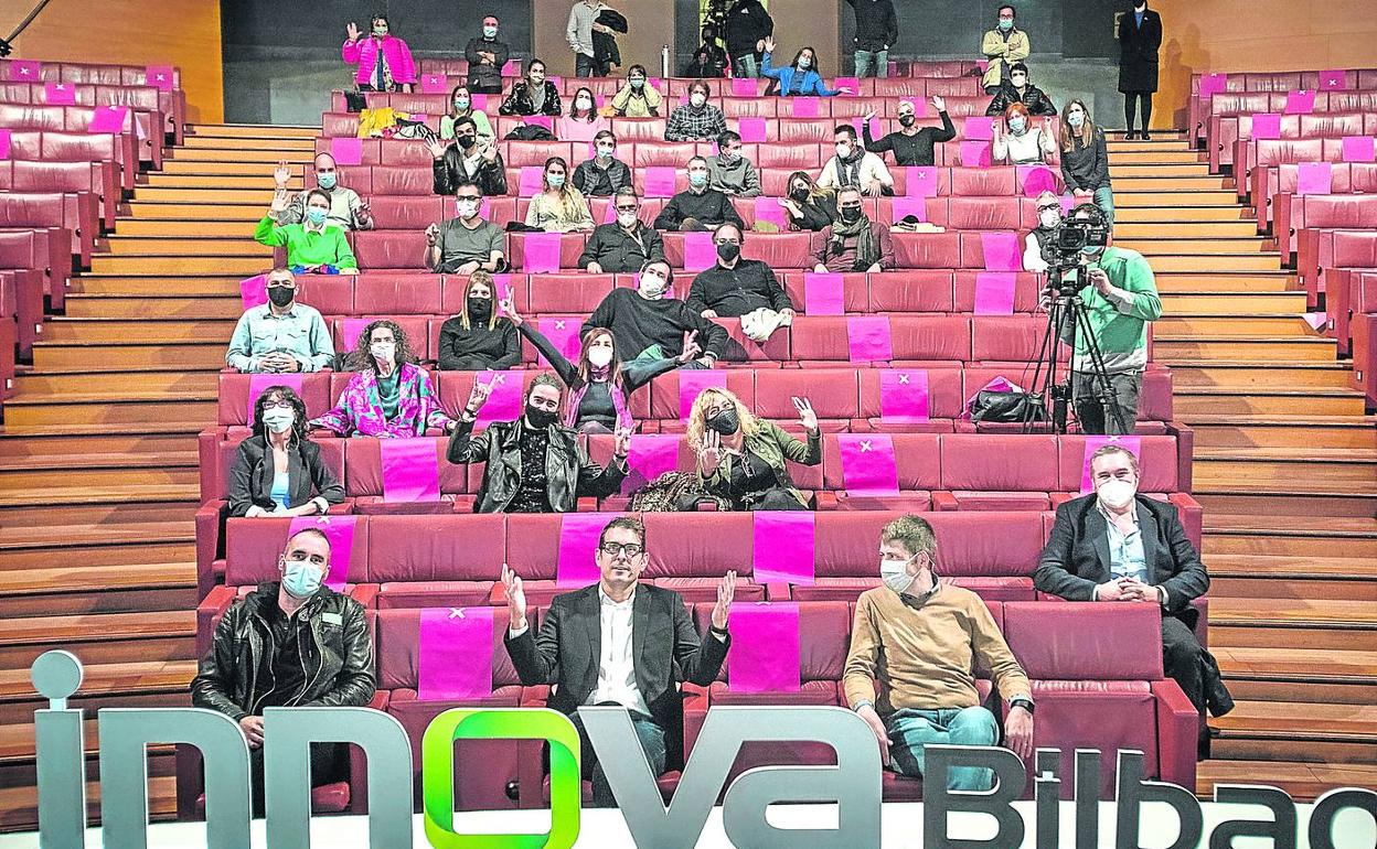 Xosé Castro, presentador del congreso, muestra el auditorio del Museo Guggeheim que acoge la octava edición de Innova Bilbao. 