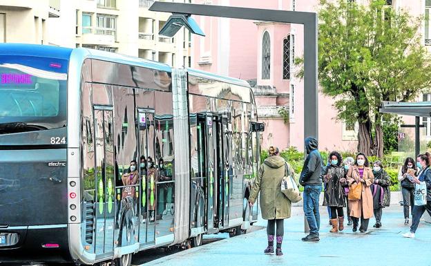 Primera parada. Varios usuarios esperan a que la unidad se cargue con el pantógrafo en la cabecera de línea, en la plaza d'Ixelles de Biarritz.