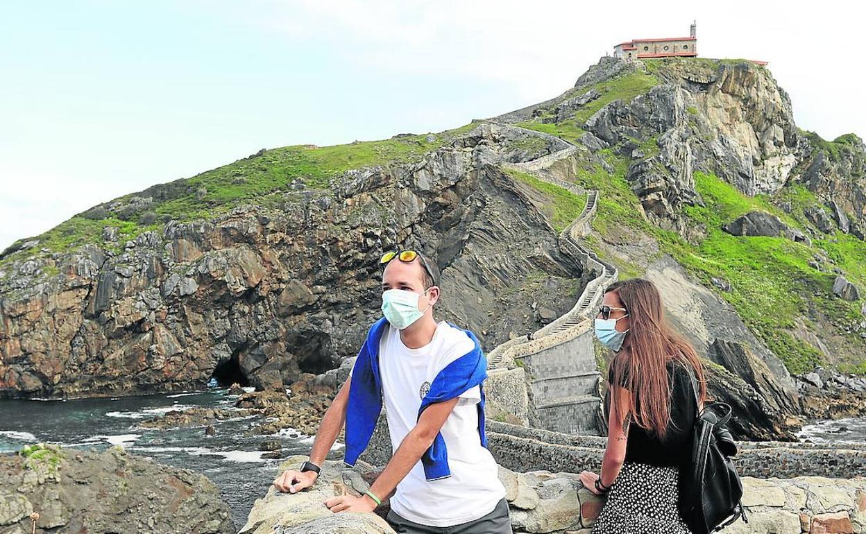 Visitantes a Gaztelugatxe.