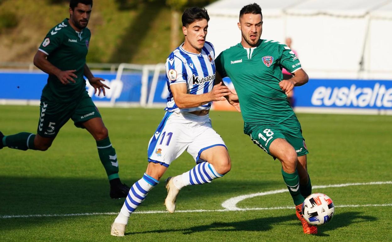 Morante despeja el balón ante Lobete. 