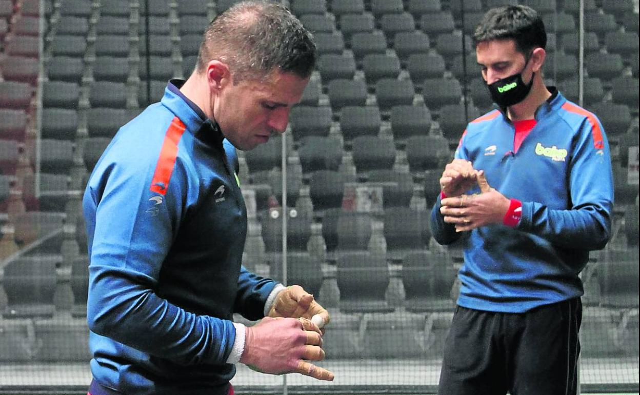 Olaizola y Urruti, en la selección de material para la final. 