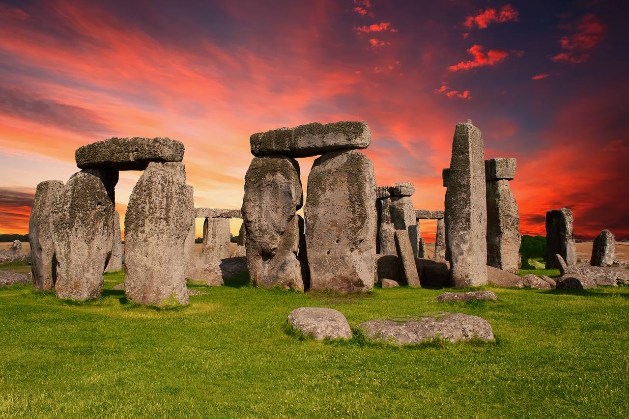 Stonehenge (Reino Unido) | Este monumento ha sido un misterio durante siglo, ya que parecía inexplicable que con los escasos medios logísticos del Neolítico se pudiesen desplazar piedras de tal tamaño. ¿Quién lo construyó? Todavía sigue sin saberse con exactitud, pero las últimas investigaciones señalan que la procedencia de estas rocas es West Woods, a 25 km de distancia del monumento.