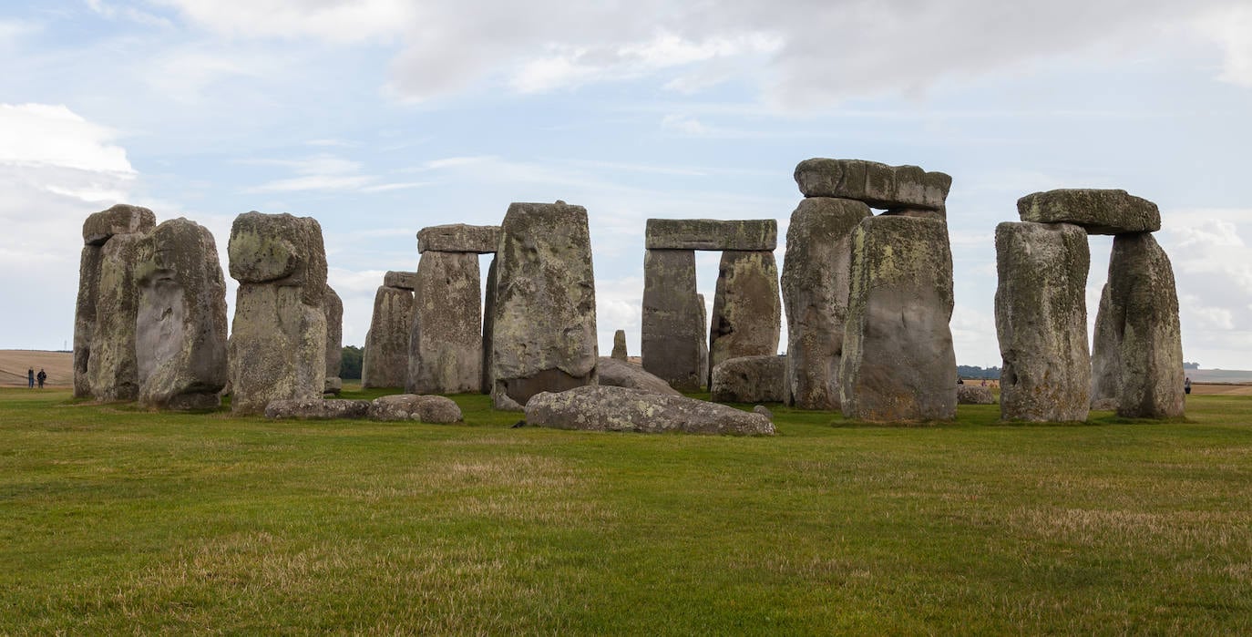 Stonehenge (Reino Unido) | Este monumento ha sido un misterio durante siglo, ya que parecía inexplicable que con los escasos medios logísticos del Neolítico se pudiesen desplazar piedras de tal tamaño. ¿Quién lo construyó? Todavía sigue sin saberse con exactitud, pero las últimas investigaciones señalan que la procedencia de estas rocas es West Woods, a 25 km de distancia del monumento.