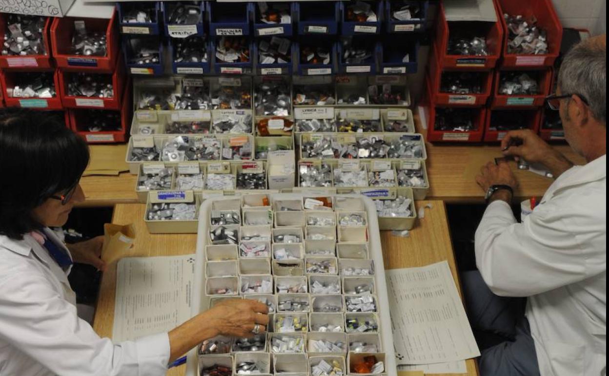 Facultativos preparan el reparto diario de fármacos en la prisión provincial de Álava. 