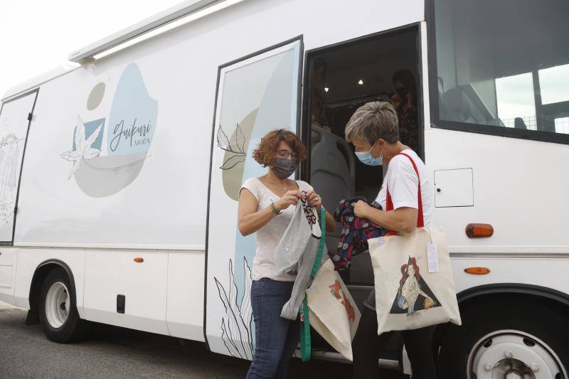 Fotos: El autobús-tienda que acerca la moda a los pueblos alaveses