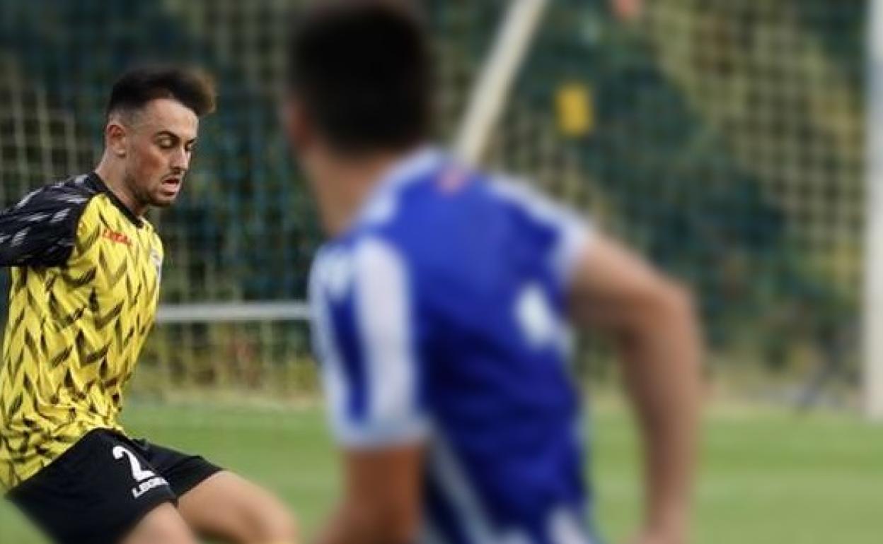 Iker Mota en el primer partido de pretemporada del Barakaldo frente a la Real Sociedad B 