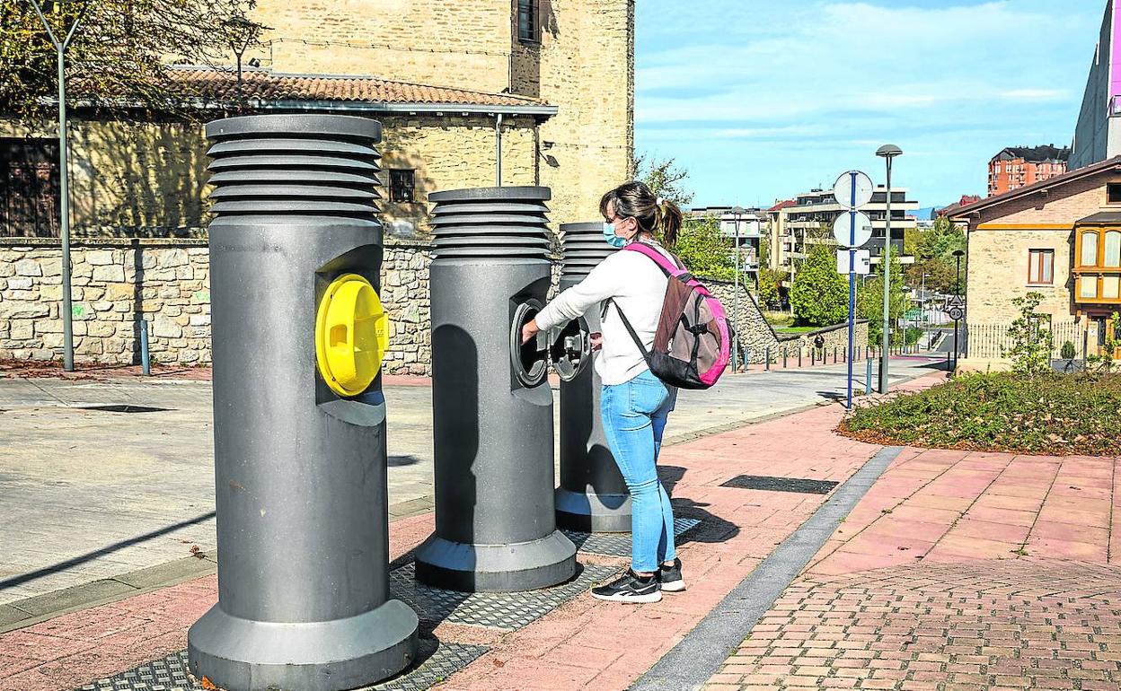 Los vecinos de Aretxabaleta-Gardelegi y la zona de Esmaltaciones estrenaron ayer los buzones de recogida neumática. 