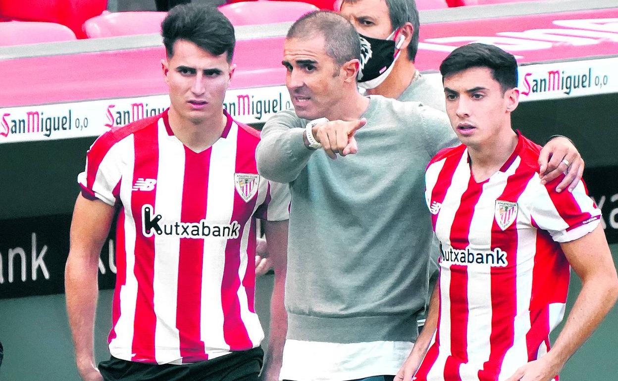 Garitano da instrucciones a Morcillo y a Zarraga antes de que salten al campo. 