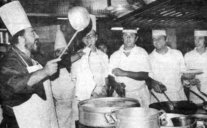 Pavarotti en la cocina del Hotel Ercilla, septiembre de 1978.