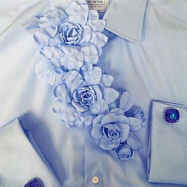 Camisa de Mirto a medida con flores de Mariana Barturen