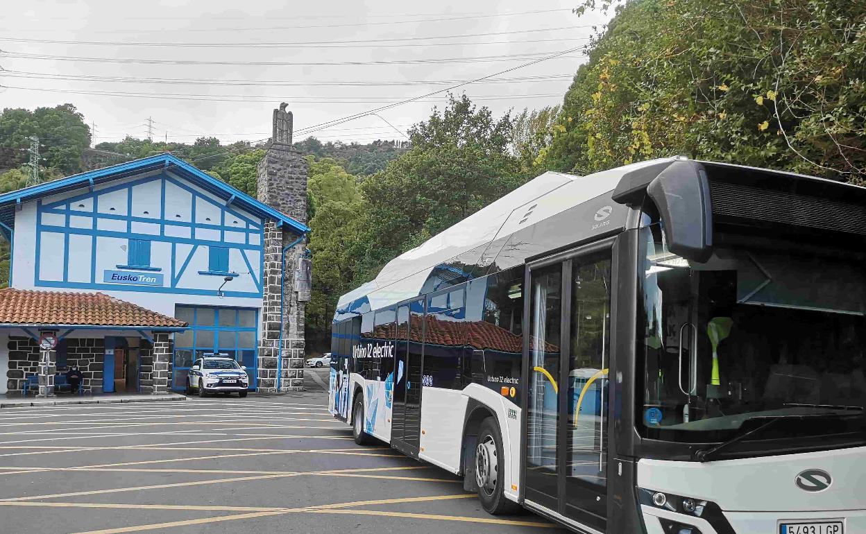 El autobús cien por cien eléctrico, Urbino 12 Electric, se probará en el recorrido que concluye en la estación del funicular./ 