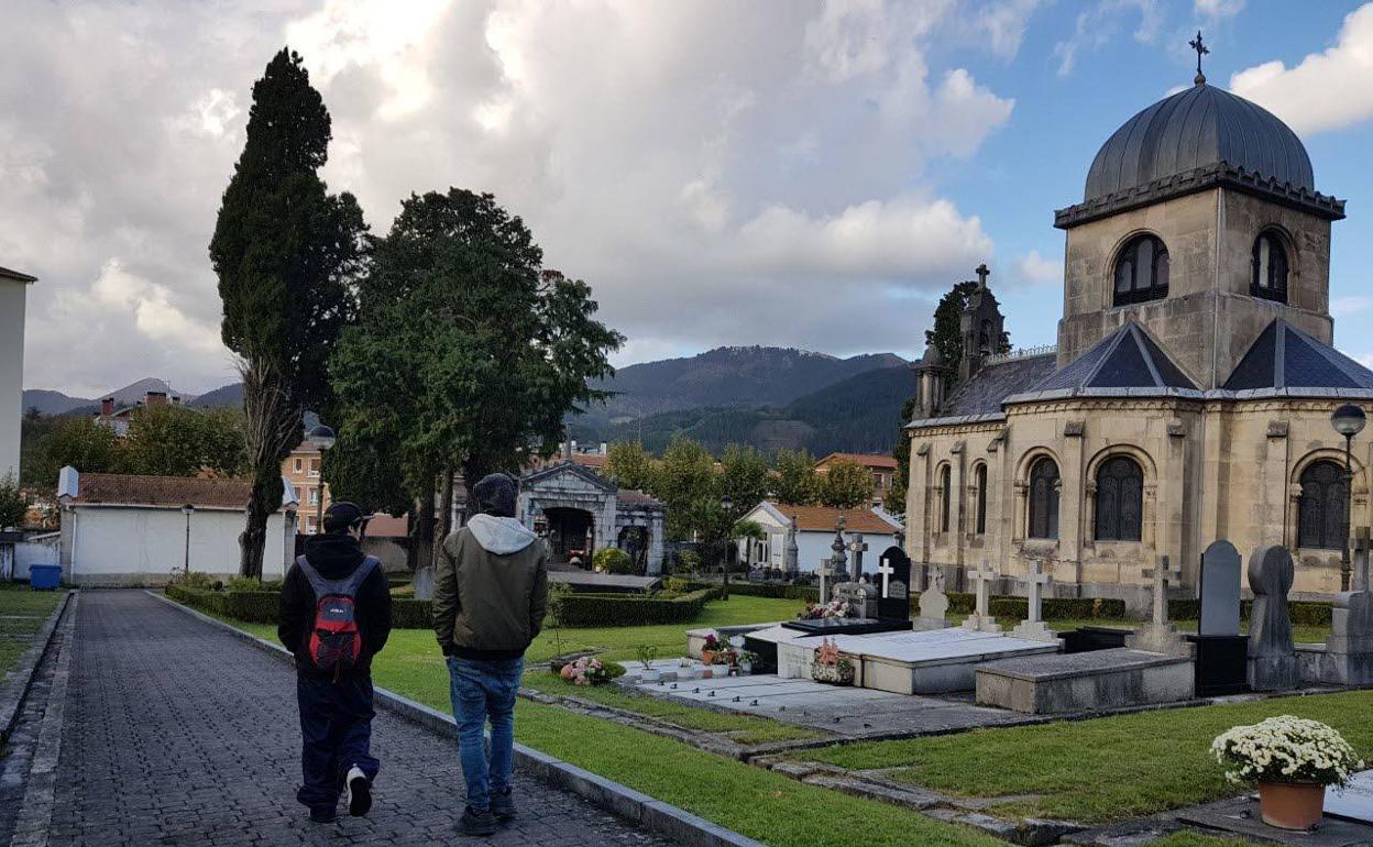 Vista interior del cementerio llodiano. 