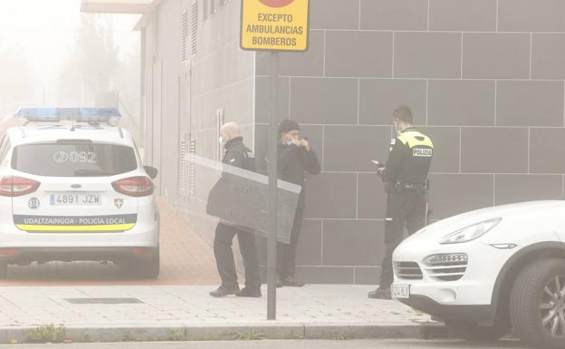 Imagen principal - Arriba, agentes participantes en el dispositivo de búsquea. Abajo, el coche del agresor al que la Policía Local colocó un cepo. Y el mensaje colgado por Iosu. 