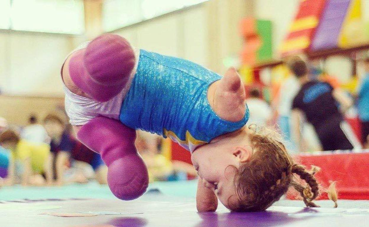 La pequeña Harmonie-Rose practicando gimnasia, una de sus pasiones. 