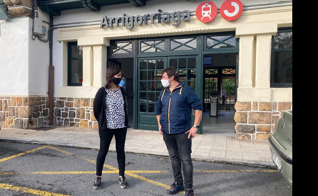Itziar Biguri, alcaldesa de Orduña, y Jabi Asurmendi, alcalde de Arakaldo denuncian las carencias del servicio de Renfe 