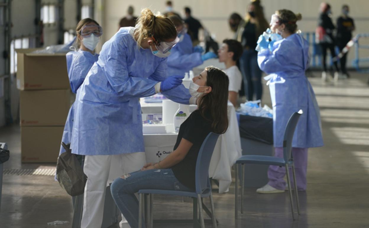 La pandemia alcanza un alarmante récord de positivos en Euskadi con 1.033 nuevos contagiados