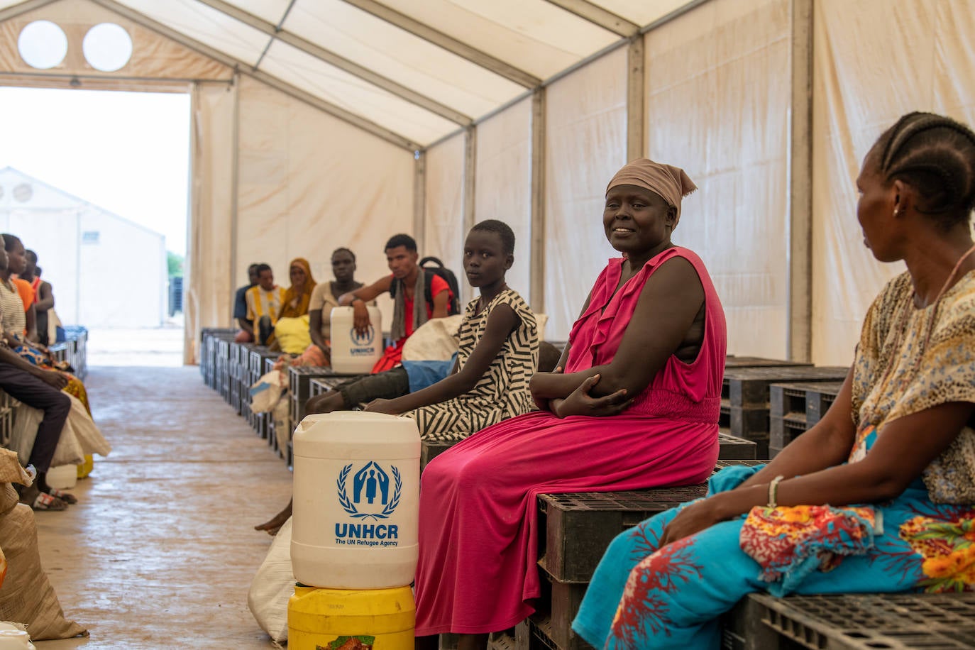 Refugiados en un campamento de Kenia mantienen la distancia social mientras esperan a recibir alimentos y productos de higiene.