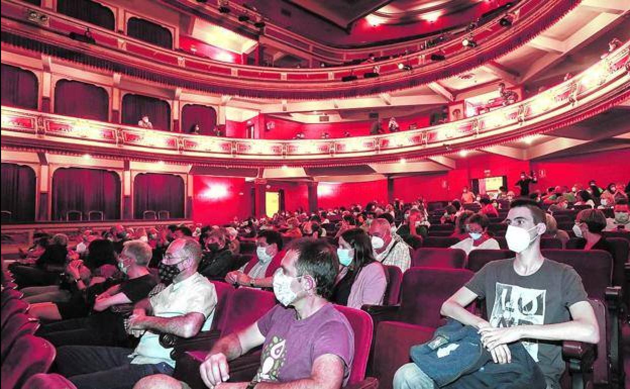 El público que acude al Principal se sienta en butacas alternas y con mascarilla. 