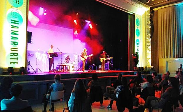 La gente que llenó la sala estuvo atenta y ovacionó a gusto.