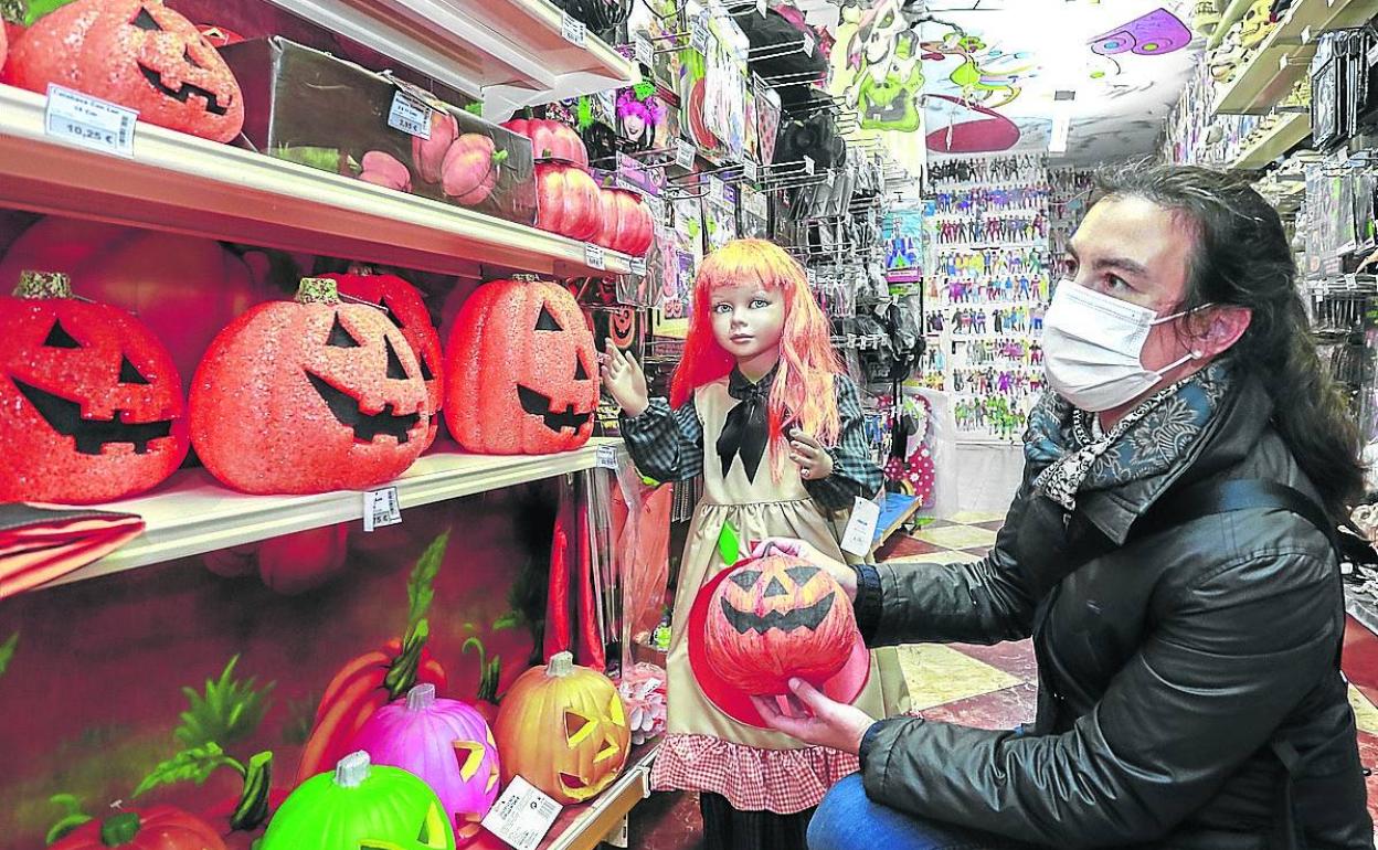 En La casa de las fiestas no faltan las calabazas de todos los tamaños para Halloween. 