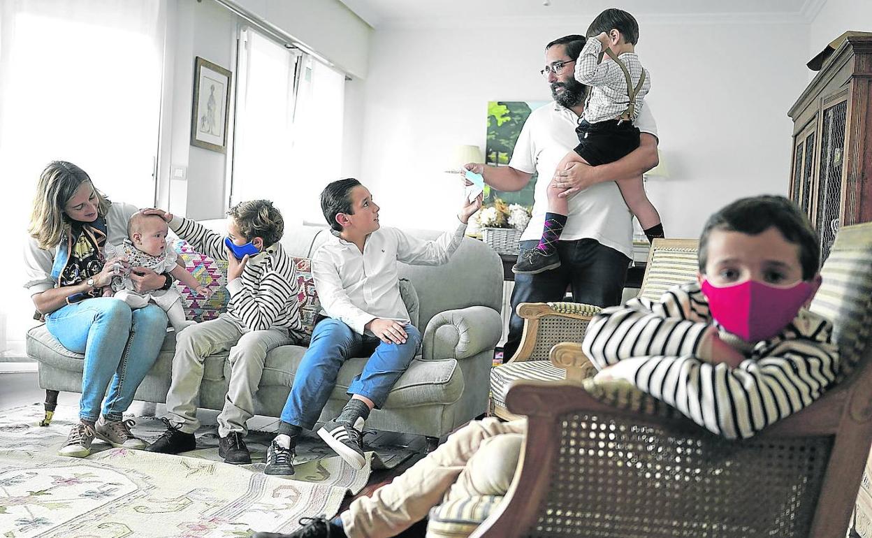 Mascarillas. Cada niño la lleva de un color. 