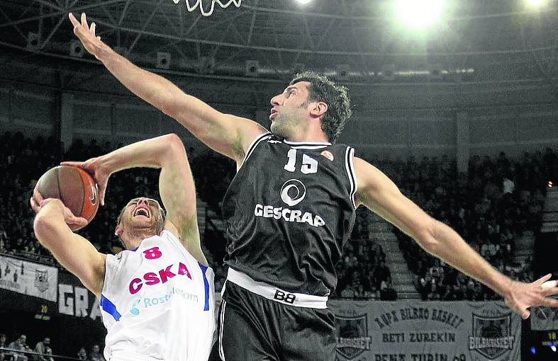 Euroliga. Marko Banic defiende a Siskauskas, del CSKA, en los cuartos de final de 2012. 