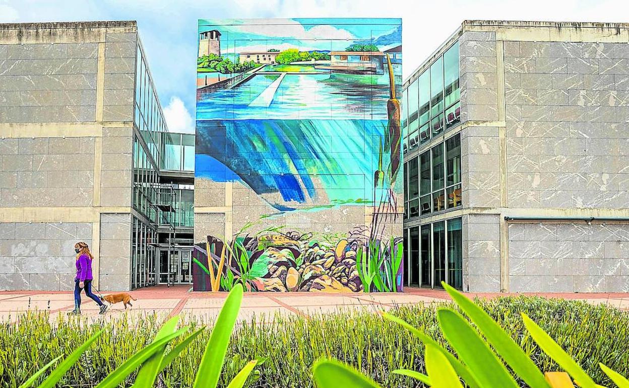 Nanclares pinta un mural sobre un edificio premiado en la Bienal de Arquitectura