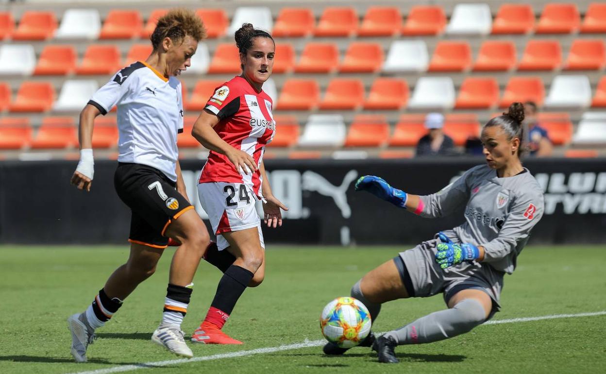 De la Nava tratando de frenar el ataque de una jugadora de Zenatha Goieman el curso pasado en Paterna.  