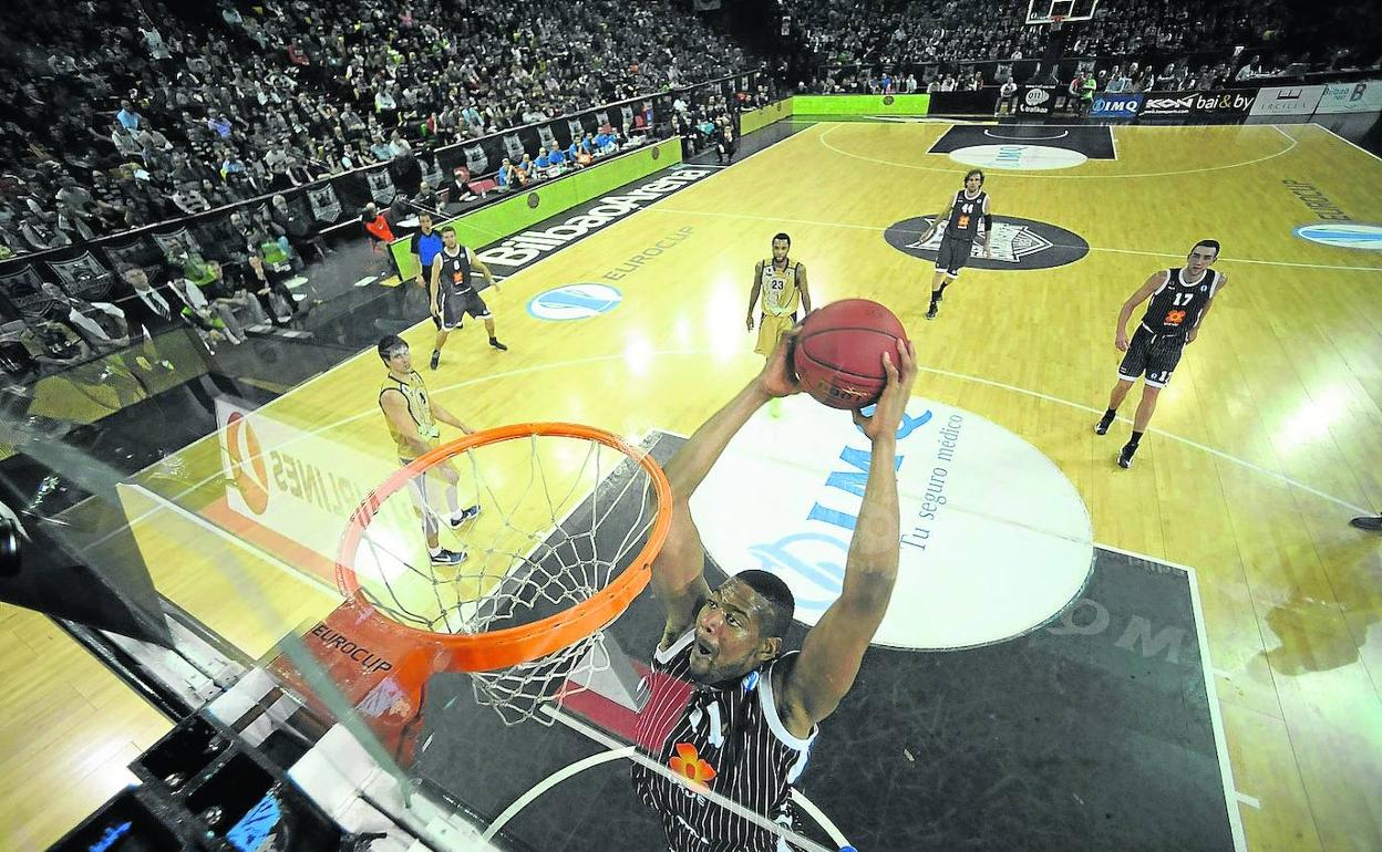 Por la puerta grande. Lamont Hamilton machaca el aro del Budivelnik Kiev en la semifinal de 2013, que metió a los hombres de negro en la gran final de Charleroi contra el Lokomotiv Kuban. Perdieron por 11 (64-75). 